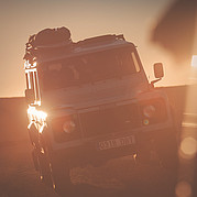 Met de Defender naar het surfstrand Dankzij onze Land Rover Defender bereiken we ook afgelegen surfspots op Fuerteventura – ideaal voor de beste golven tijdens de surfles voor beginners.