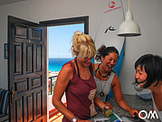 Surfcamp deelnemers te ontmoeten voor het diner Surfcamp deelnemers te ontmoeten voor het diner