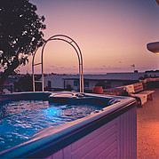Zonsondergang in de oceaan in de jacuzzi