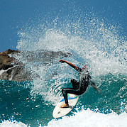 ervaren surfer voert een krachtige snap uit bovenaan de golf tijdens een gevorderde surfles