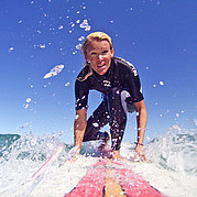 actie-opname met GoPro van het exacte moment dat de surfer de golf opgaat (take-off)