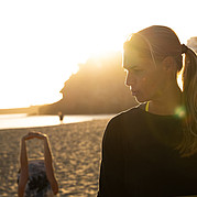 Yoga op het strand met onze yogaleraar
