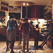 avond kicker-toernooi in ons surfschoolkantoor