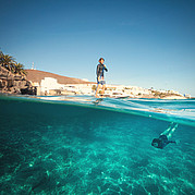 SUP in de warme blauwe wateren van de klif en boulevard