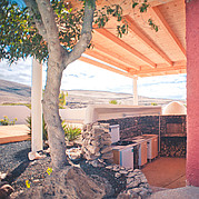 Buitenkeuken in de surfvilla met pizza-steenoven