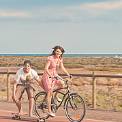 Met onze beach cruiser fiets naar ons huis surfspot Jandia