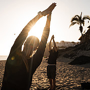Yogasessie in de namiddag na de surfcursus